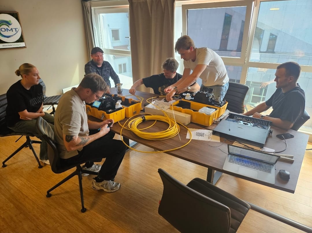 Teamet i arbeid med fibersveising